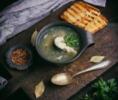 Fischsuppe mit Makrele in einer braunen Tonplatte foto