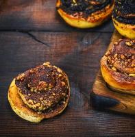 Runde süße Brötchen mit Zimt und Walnuss foto