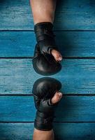 Zwei Hände in Boxhandschuhen, Vintage-Toning foto