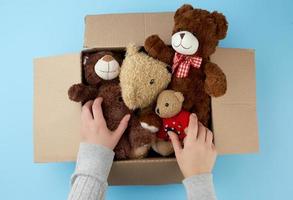 brauner Karton mit verschiedenen Teddybären foto