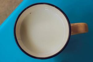 eine Tasse Morgenmilch zu Hause foto
