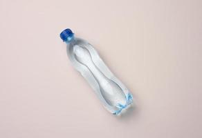 transparente plastikflasche mit frischem wasser, draufsicht foto