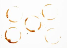 Viele runde Abdrücke von einer Kaffeetasse auf weißem Papierhintergrund foto