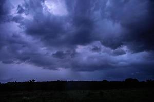 stürmischer Himmel in der Nacht foto