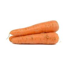 ganze orange rohe Karotte isoliert auf weißem Hintergrund. leckeres und gesundes gemüse foto