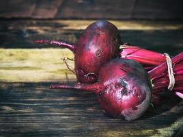 frische rote Rüben auf einem braunen Tisch foto