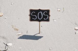 Schwarzes Holzschild mit der Aufschrift "the sos". foto