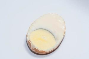gekochtes Ei auf weißem Hintergrund