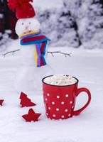 Becher mit weißen Punkten mit heißer Schokolade und Marshmallows foto