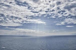 meerlandschaft, blick vom ufer auf das ruhige meer und den himmel foto