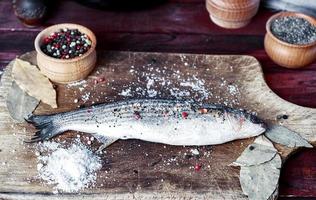 lebender Fisch roch auf einem Küchenbrett foto