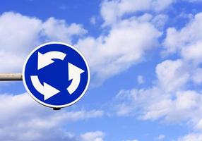 Verkehrszeichen kreisförmige Bewegung auf blauem Himmelshintergrund foto