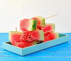 in Scheiben geschnittene reife rote Wassermelone mit Samen foto