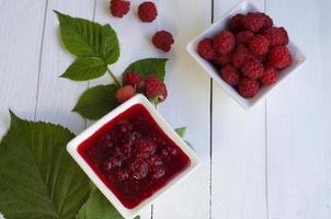 Himbeermarmelade auf dem Tisch foto