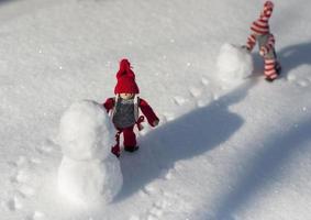 zwei Spielzeugmännchen, die im Schnee spielen foto