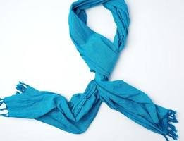Blauer weiblicher Schal imitiert das Binden um den Hals auf weißem Hintergrund foto