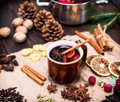 Keramikbecher mit einem alkoholischen Glühwein foto