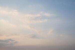 Wolken am Himmel bei Sonnenuntergang foto