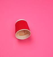 Gebrauchter roter Papierbecher mit geriffelten Rändern vom Kaffee foto