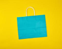 rechteckige Einkaufstasche aus blauem Papier mit weißem Griff foto