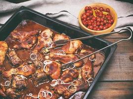 gebratene Hähnchenschenkel mit knuspriger Kruste in Honig-Tomatensauce foto