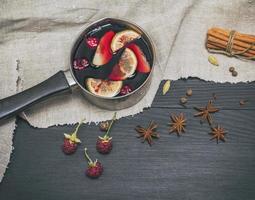 Glühwein in einer Aluminiumkelle foto