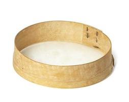 rundes Küchensieb aus Holz auf weißem Hintergrund, Utensilien foto