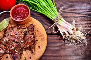 gebratenes Kalbfleisch in Gewürzen und mit Tomatensauce foto