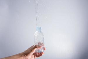 Spritzwasser aus der Flasche foto