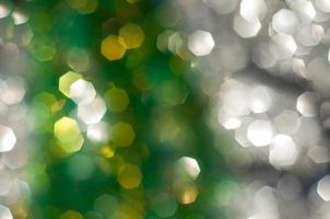 grüne und weiße Bokeh-Lichter defokussiert, abstrakter Hintergrund foto