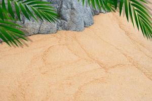 Sandbeschaffenheitshintergrund, Felsenstein und verschwommener Palmblattrahmen, tropischer Strand der Draufsicht mit verschwommenem Kokosblatt auf braunem Sand, Hintergrundhintergrund Wüstensanddüne für Sommerproduktpräsentation foto
