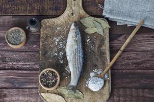 frischer Stintfisch auf dem Küchenbrett foto