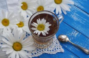 Kräutertee in einem Glasbecher foto