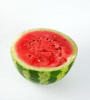 halbrunde reife rote Wassermelone mit braunen Samen foto