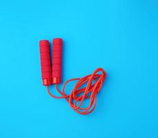rotes Seil für Sport auf blauem Grund foto