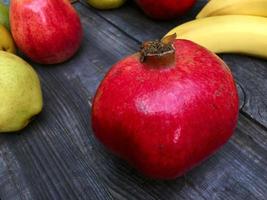 roter Granatapfel auf einem hölzernen Hintergrund foto