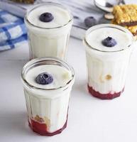 Gläser mit hausgemachtem Joghurt und Himbeersirup foto
