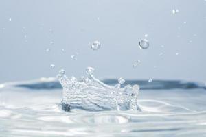 Wassertropfen auf der Wasseroberfläche foto