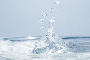 Wassertropfen auf der Wasseroberfläche foto