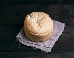 Rundes Hefebrot aus weißem Weizenmehl gebacken foto