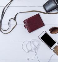 Ledergeldbörse und Smartphone mit Kopfhörern foto