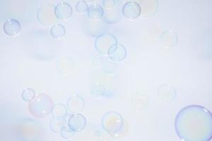 Blasen vor grauweißem Hintergrund foto