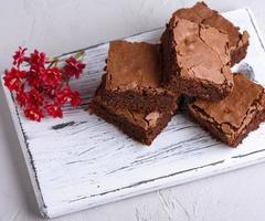 ein Stapel quadratischer Brownie-Stücke foto