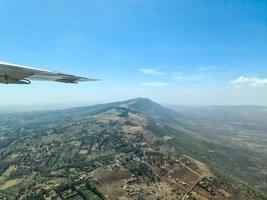 Blick aus einem Flugzeug auf die Tragfläche und die Savanne in Kenia darunter. foto