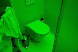 Badezimmer mit grüner Beleuchtung foto
