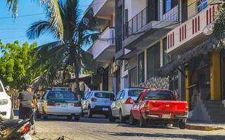 puerto escondido oaxaca mexiko 2022 belebte straße straße fahrende autos stau puerto escondido mexiko. foto