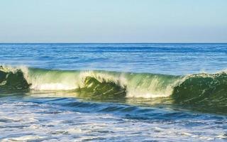 extrem riesige große surferwellen am strand puerto escondido mexiko. foto