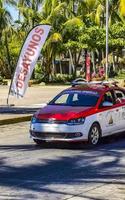 puerto escondido oaxaca mexiko 2023 rotes buntes taxiauto in puerto escondido mexiko. foto