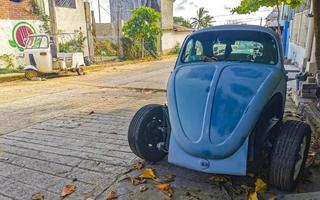 puerto escondido oaxaca mexiko 2022 alte kaputte rostige und beschädigte klassische oldtimer in mexiko. foto