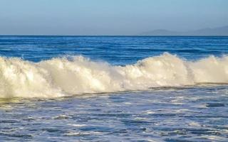 extrem riesige große surferwellen am strand puerto escondido mexiko. foto